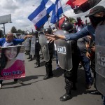 Un manifestante anti Ortega si scaglia contro i sostenitori del governo
