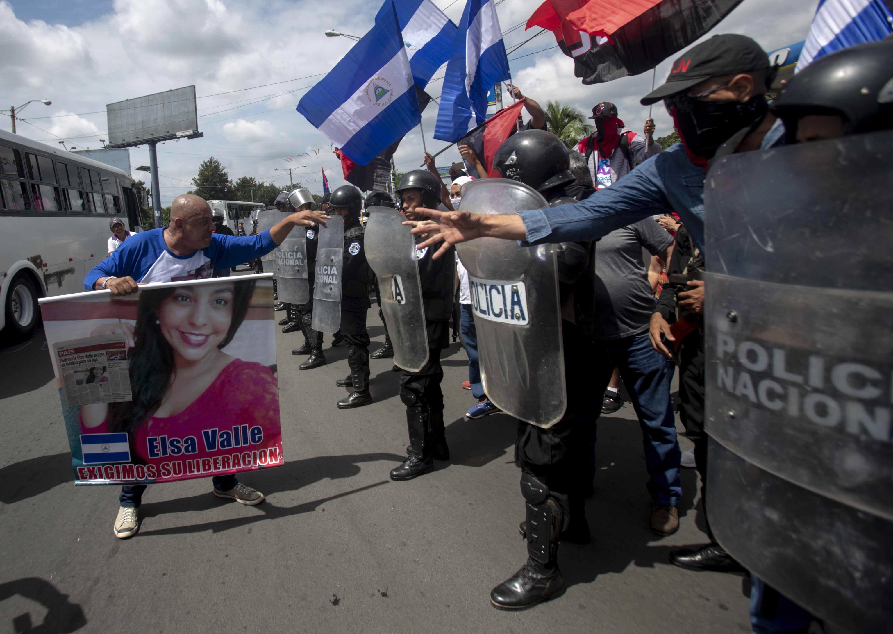 Un manifestante anti Ortega si scaglia contro i sostenitori del governo