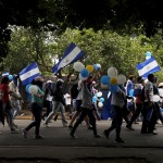 Una moltitudine di palloncini bianchi e celesti ha accompagnato i manifestanti che ieri, bloccando le maggiori città del Nicaragua, chiedevano a gran voce la liberazione dei prigionieri politici del governo di Ortega.