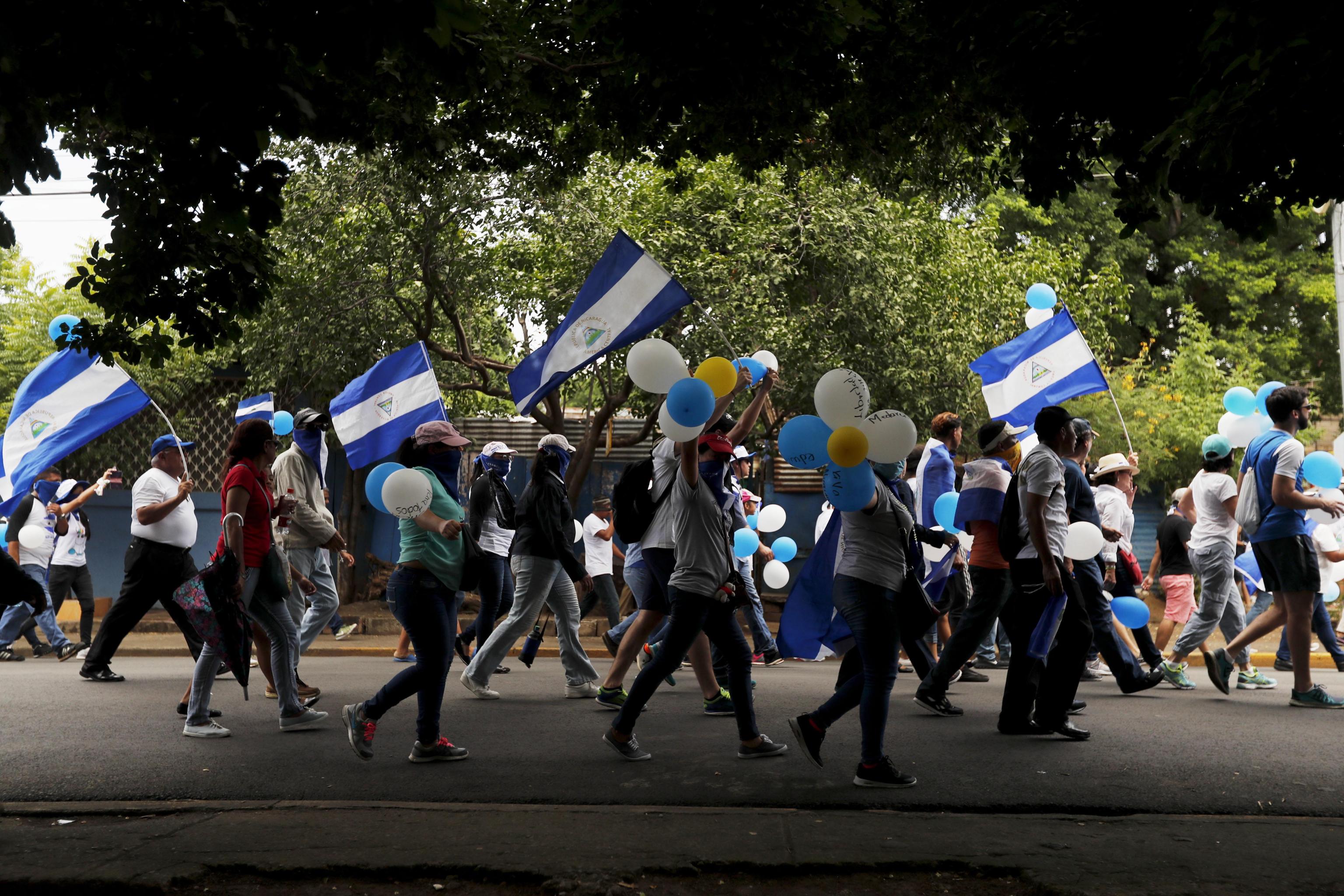 Una moltitudine di palloncini bianchi e celesti ha accompagnato i manifestanti che ieri, bloccando le maggiori città del Nicaragua, chiedevano a gran voce la liberazione dei prigionieri politici del governo di Ortega. Una moltitudine di palloncini bianchi e celesti ha accompagnato i manifestanti che ieri, bloccando le maggiori città del Nicaragua, chiedevano a gran voce la liberazione dei prigionieri politici del governo di Ortega.