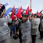 L'intervento della polizia in tenuta anti sommossa. L'intervento della polizia in tenuta anti sommossa.