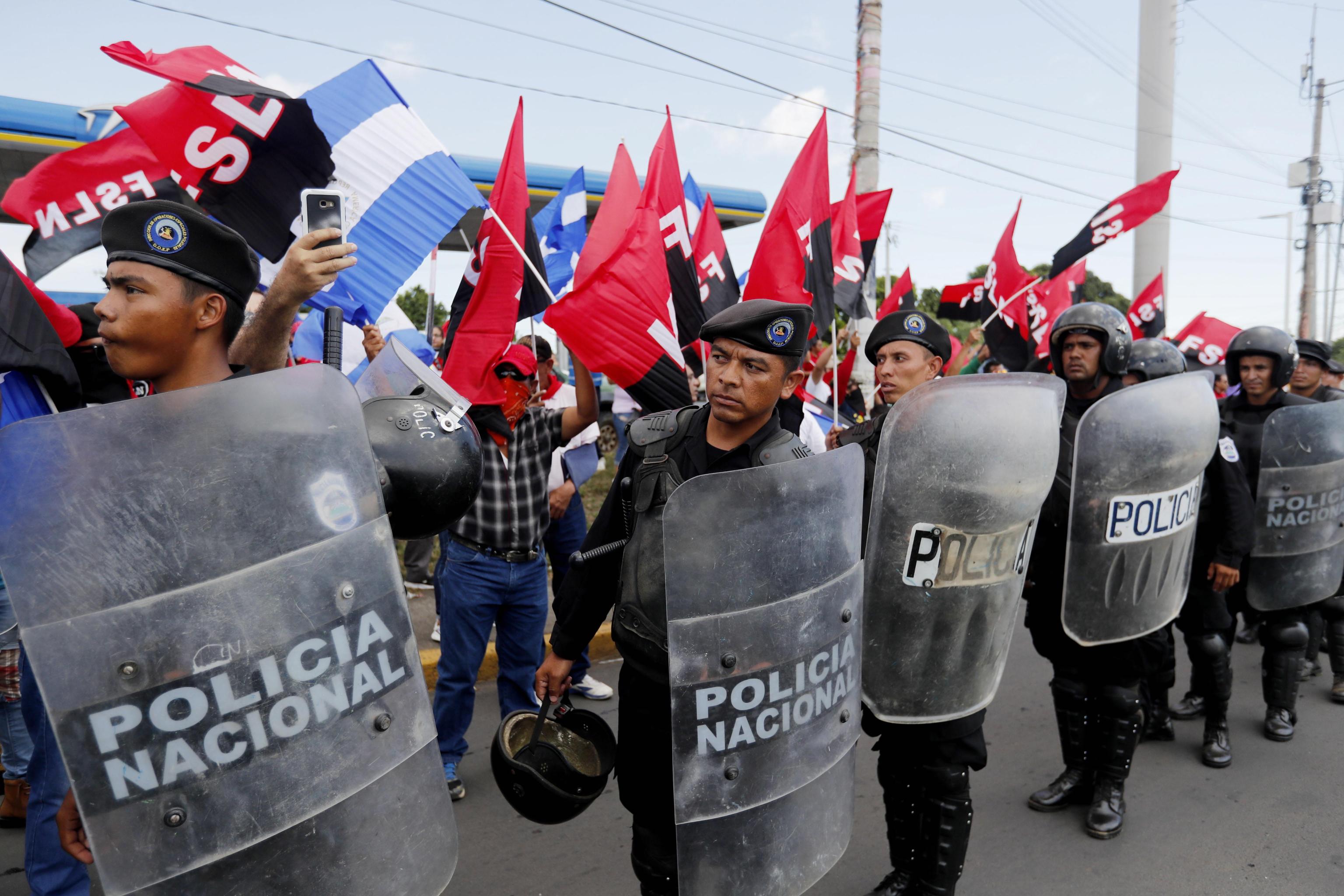 L'intervento della polizia in tenuta anti sommossa. L'intervento della polizia in tenuta anti sommossa.