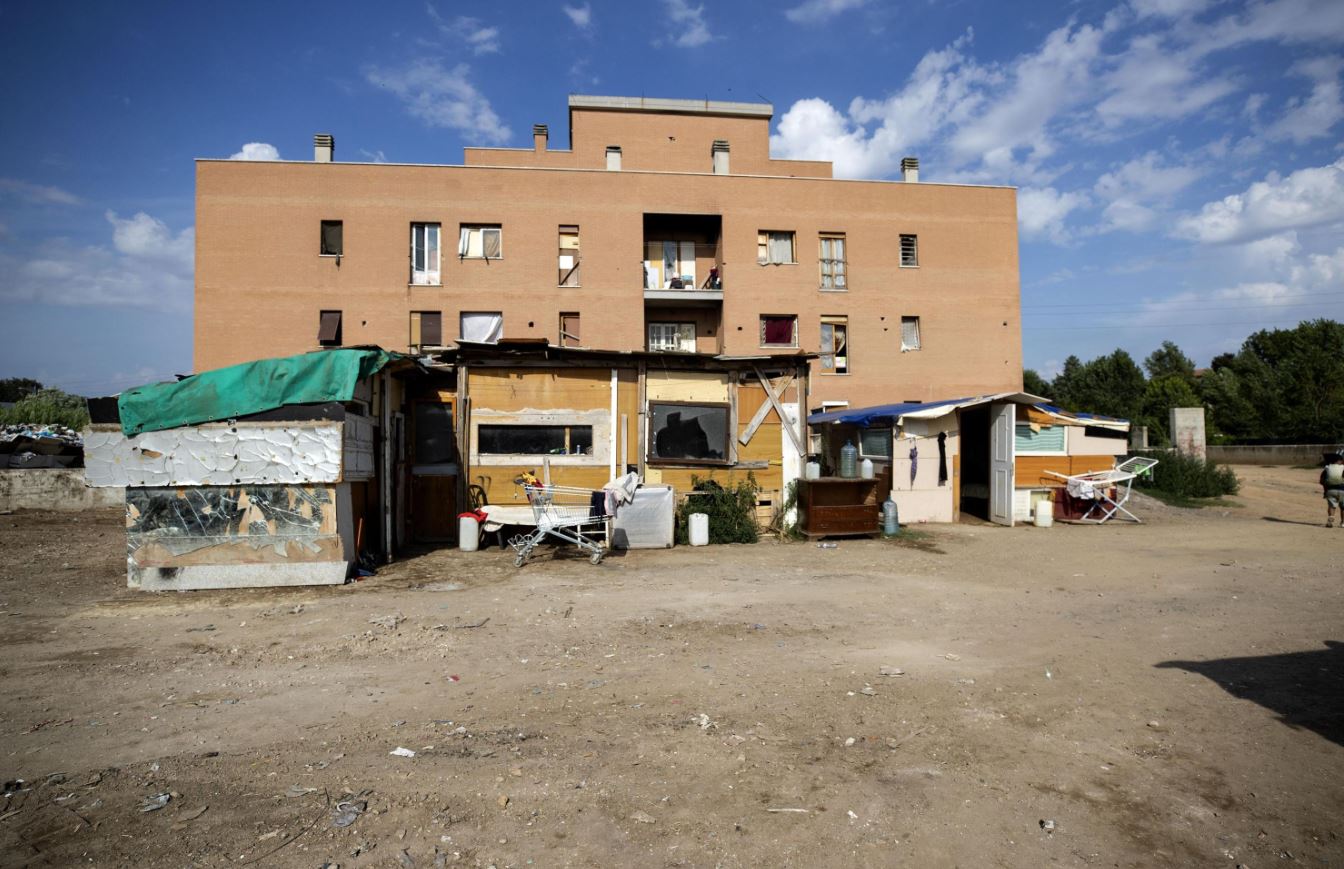 Una veduta dello stabile di via Raffaele Costi prima dello sgombero Una veduta dello stabile di via Raffaele Costi prima dello sgombero