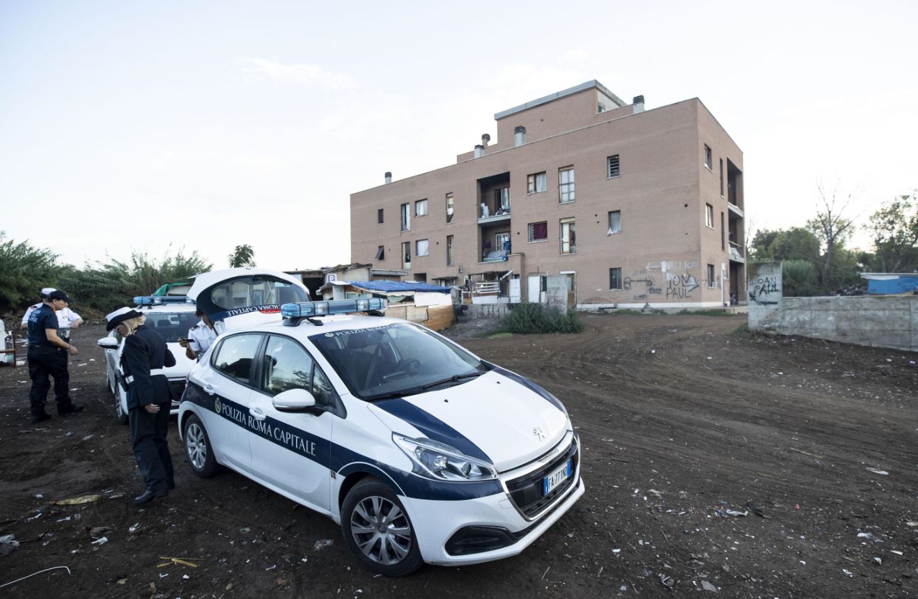 L'arrivo delle forze dell'ordine a Tor Cervara L'arrivo delle forze dell'ordine a Tor Cervara