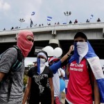 Altri giovani manifestanti con il volto coperto. Nei mesi scorsi sono state numerose le ritorsioni delle forze dell'ordine contro chi ha preso parte alle proteste