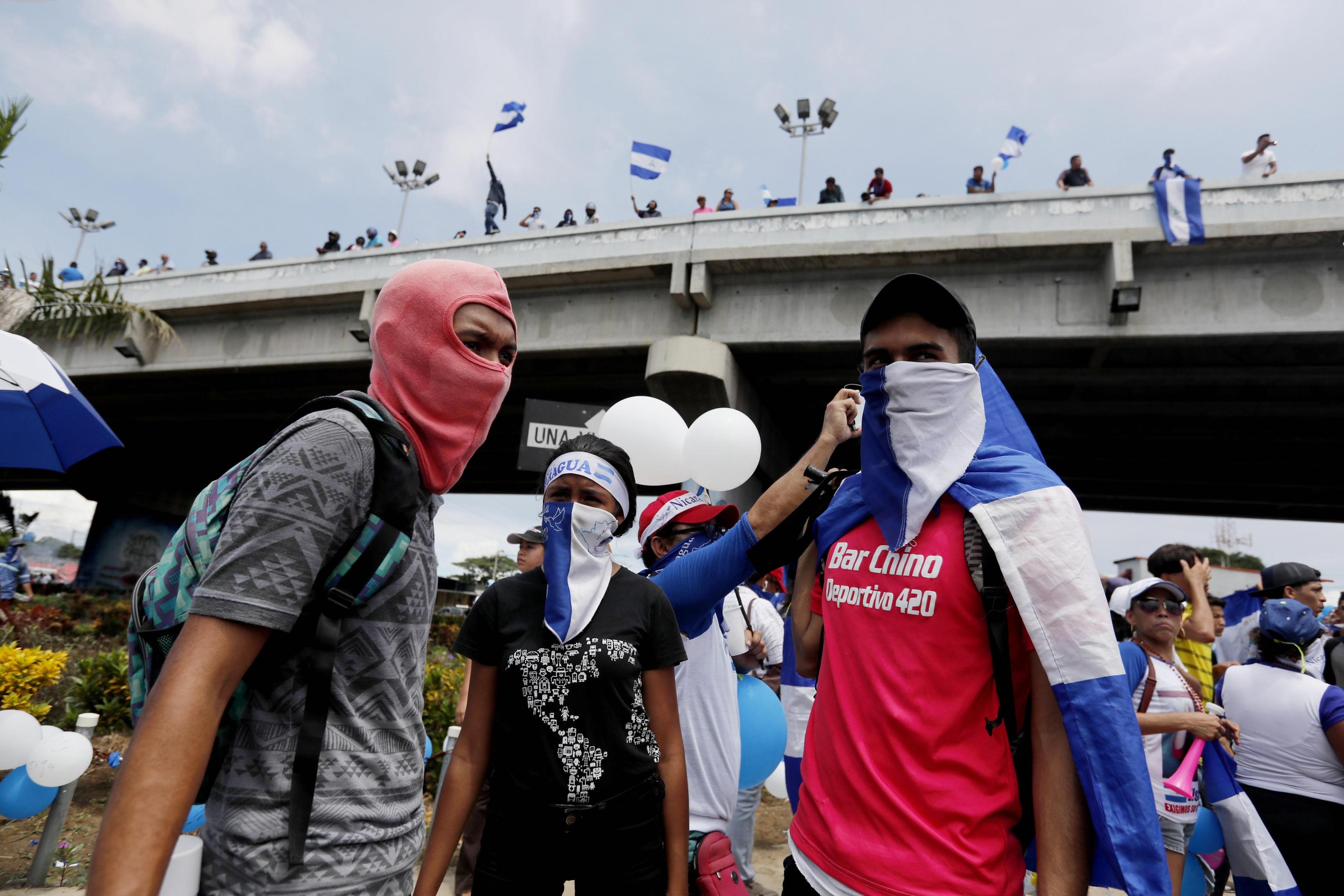 Altri giovani manifestanti con il volto coperto. Nei mesi scorsi sono state numerose le ritorsioni delle forze dell'ordine contro chi ha preso parte alle proteste