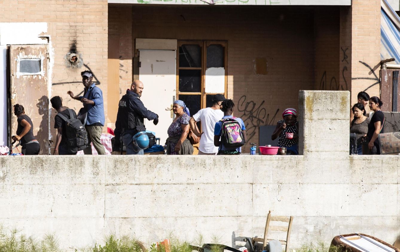 Prosegue l'azione delle forze dell'ordine che fanno uscire gli occupanti Prosegue l'azione delle forze dell'ordine che fanno uscire gli occupanti