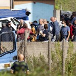 Momenti concitati nella fase di sgombero della palazzina Momenti concitati nella fase di sgombero della palazzina