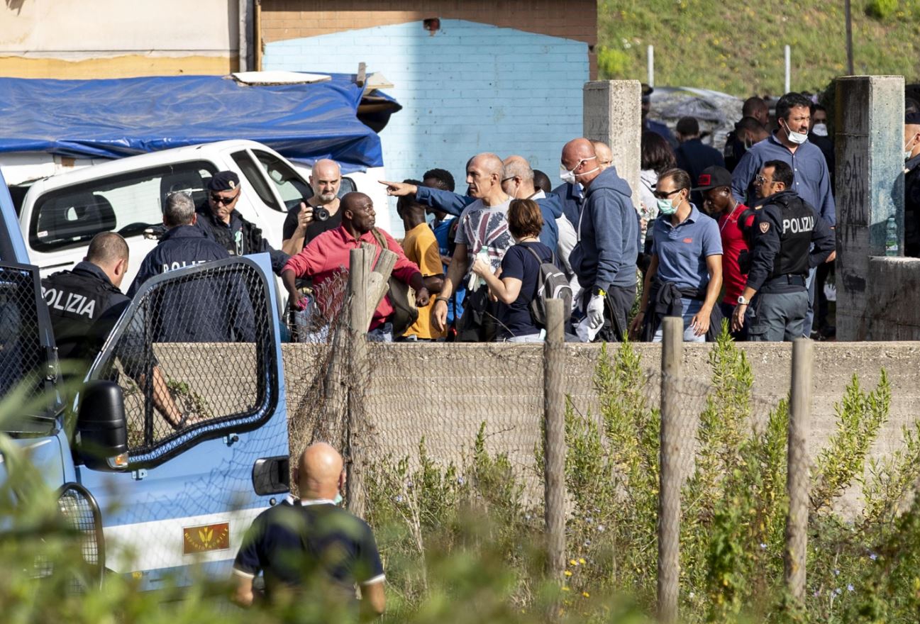 Momenti concitati nella fase di sgombero della palazzina Momenti concitati nella fase di sgombero della palazzina