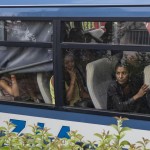 Gli occupanti vengono fatti salire sui pullman della polizia