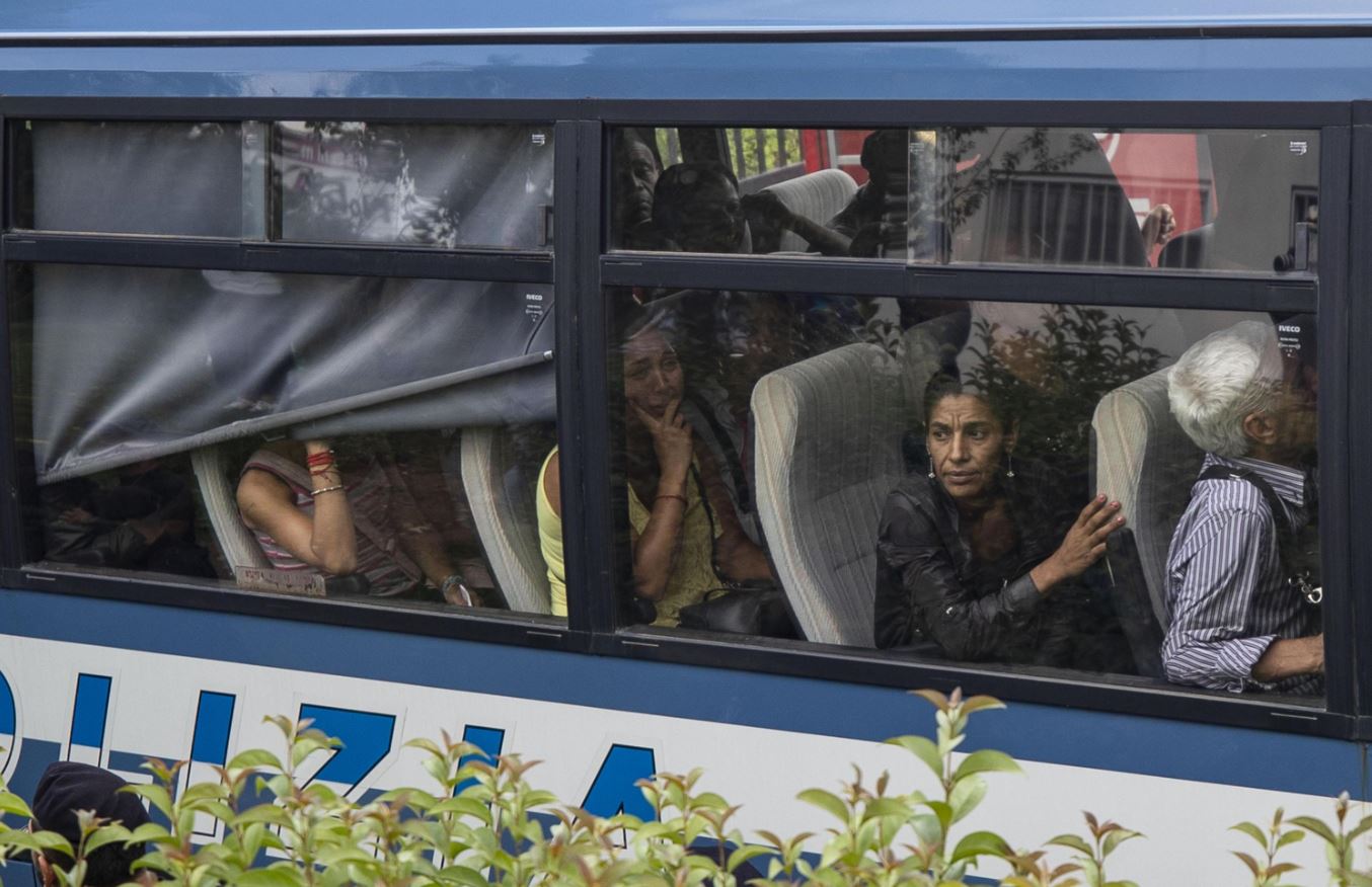 Gli occupanti vengono fatti salire sui pullman della polizia Gli occupanti vengono fatti salire sui pullman della polizia
