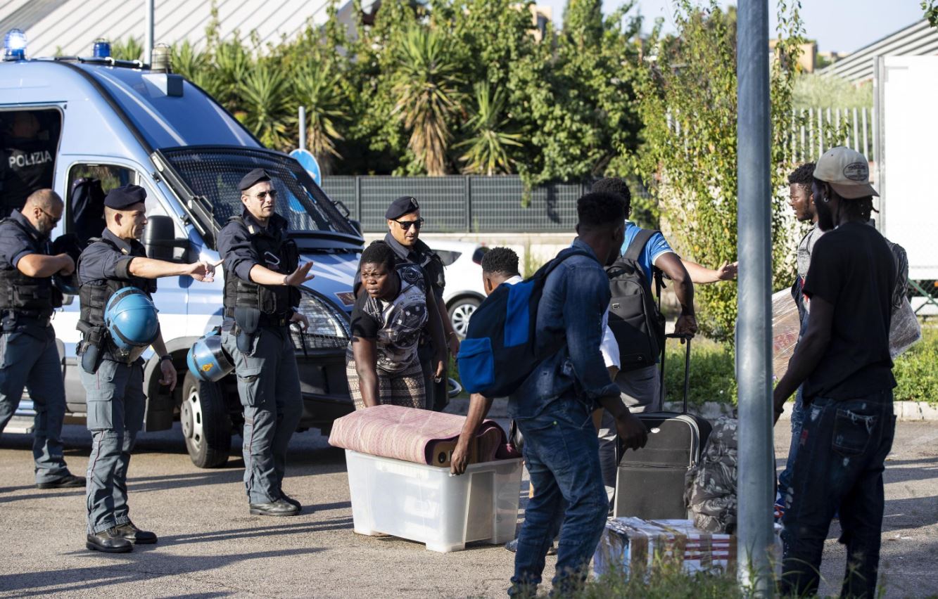 La polizia avvia le operazioni di sgombero La polizia avvia le operazioni di sgombero