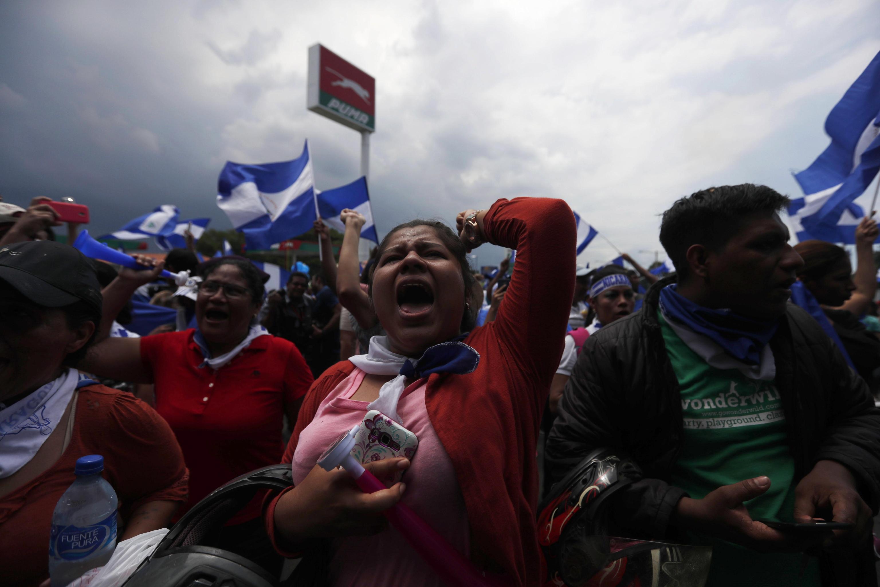 Tutta la rabbia di chi manifesta. Tutta la rabbia di chi manifesta.