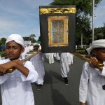 Ragazzini acehnesi, durante la parata per il Capodanno Islamico (o Hijri), trasportano una miniatura della Kaaba. La versione originale è un'antica costruzione situata all'interno della Sacra Moschea, al centro della Mecca e rappresenta il luogo più sacro dell'Islam.