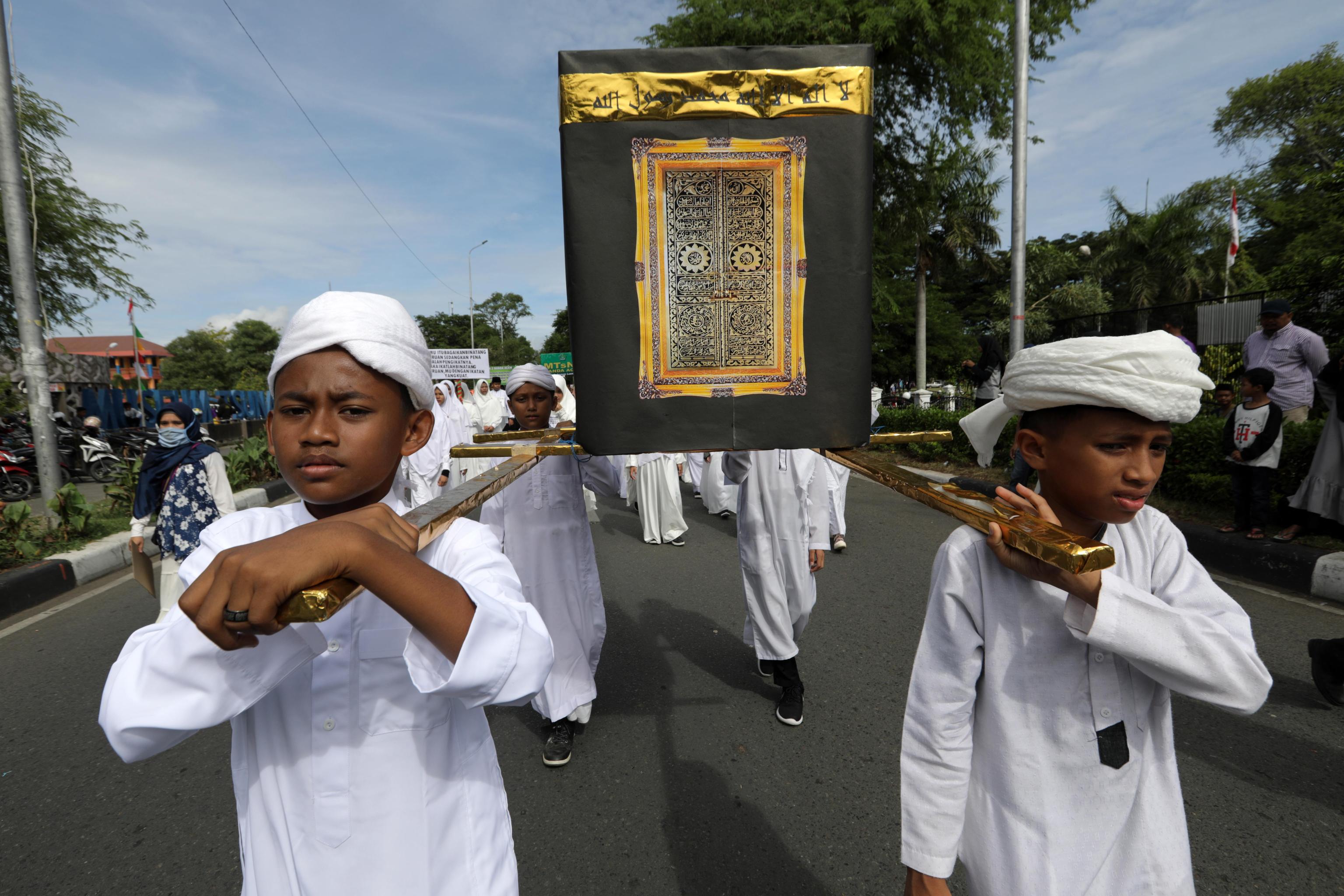 Ragazzini acehnesi, durante la parata per il Capodanno Islamico (o Hijri), trasportano una miniatura della Kaaba. La versione originale è un'antica costruzione situata all'interno della Sacra Moschea, al centro della Mecca e rappresenta il luogo più sacro dell'Islam.