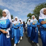 Studentesse acehnesi indossano il colore sacro, portando stretto il Corano. L'anno Hijri è l'era usata nel calendario lunare islamico, che inizia il suo conteggio dal Capodanno islamico nel 622 d.C. Durante quell'anno, Maometto e i suoi seguaci emigrarono dalla Mecca a Yathrib.