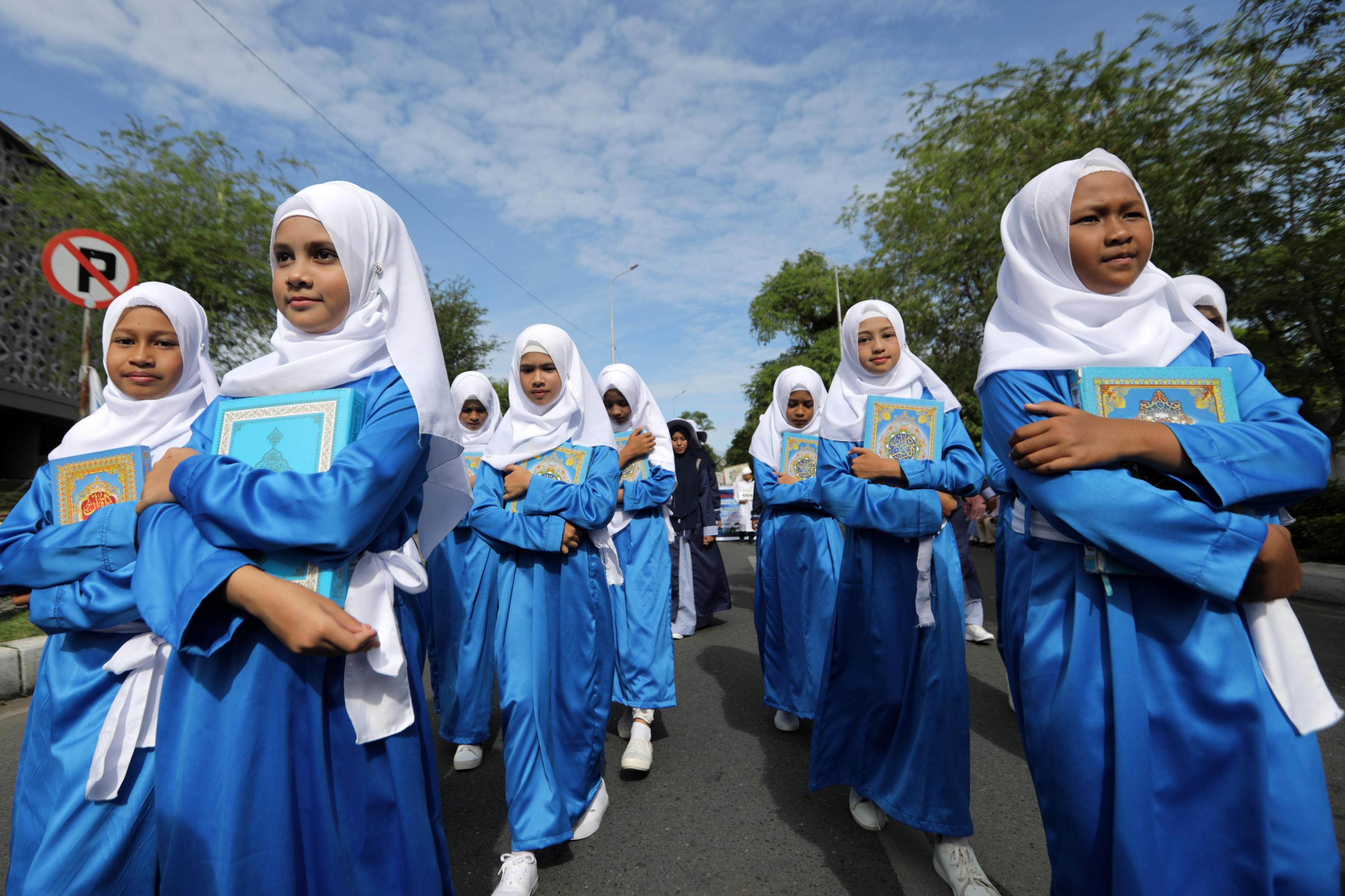 Studentesse acehnesi indossano il colore sacro, portando stretto il Corano. L'anno Hijri è l'era usata nel calendario lunare islamico, che inizia il suo conteggio dal Capodanno islamico nel 622 d.C. Durante quell'anno, Maometto e i suoi seguaci emigrarono dalla Mecca a Yathrib.