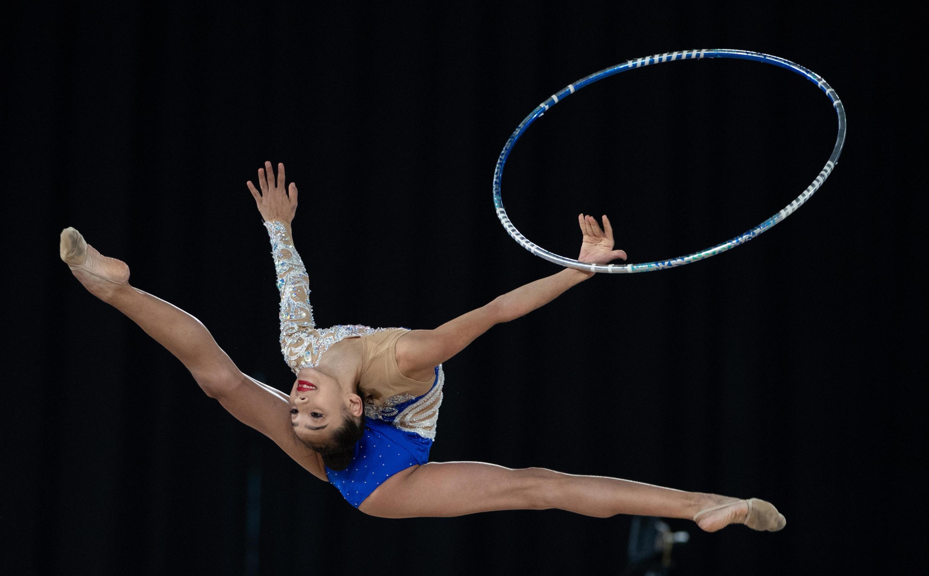 La ginnasta kazaka Roza Abitova durante la sua esibizione con il cerchio