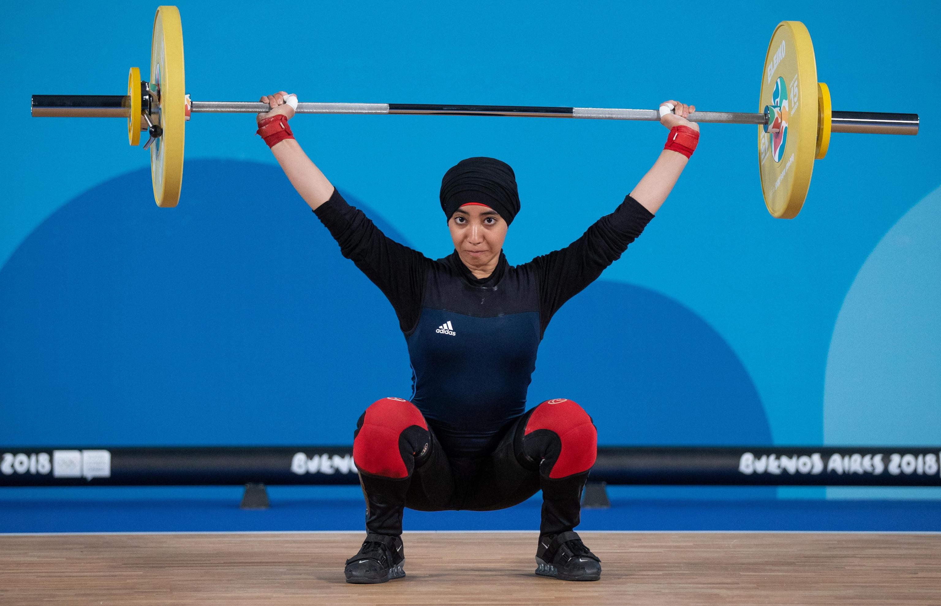 L’algerina Nour El Houda Sabri nella gara di sollevamento pesi femminile