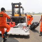 I membri del servizio di soccorso preparano le attrezzature prima di raggiungere le zone colpite I membri del servizio di soccorso preparano le attrezzature prima di raggiungere le zone colpite