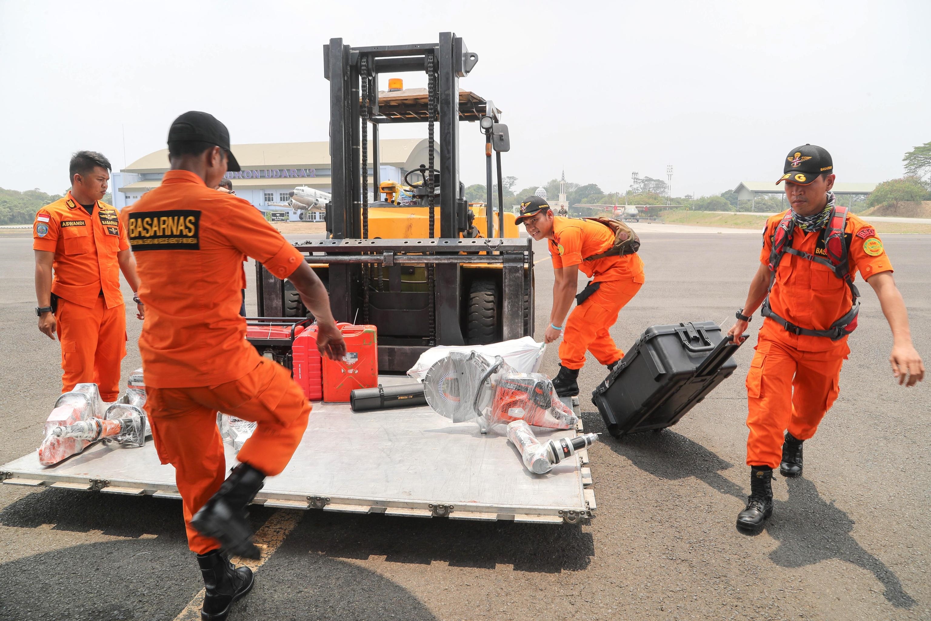 I membri del servizio di soccorso preparano le attrezzature prima di raggiungere le zone colpite I membri del servizio di soccorso preparano le attrezzature prima di raggiungere le zone colpite
