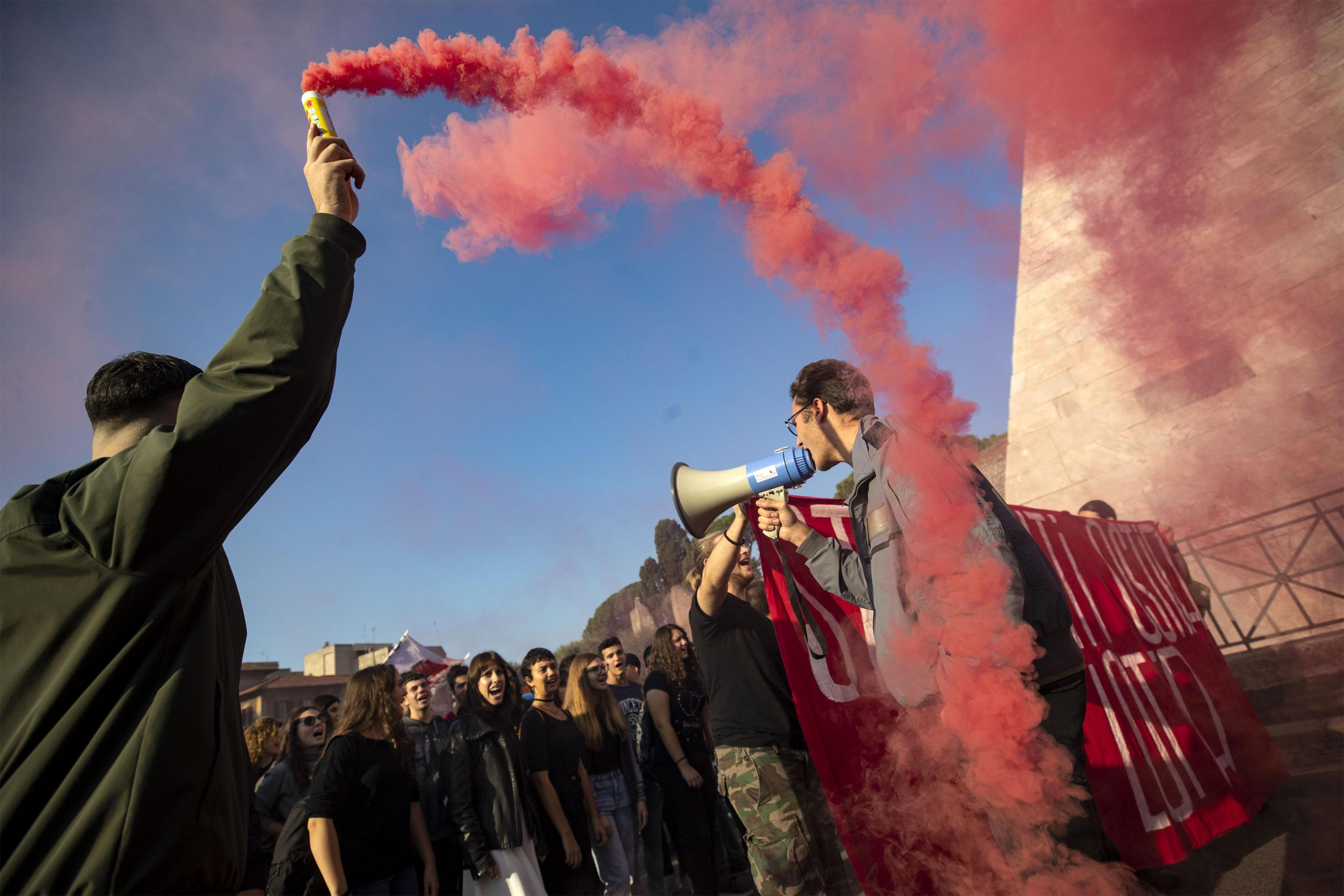 Da nord a sud, studenti scendono in 50 piazze per protestare contro il governo