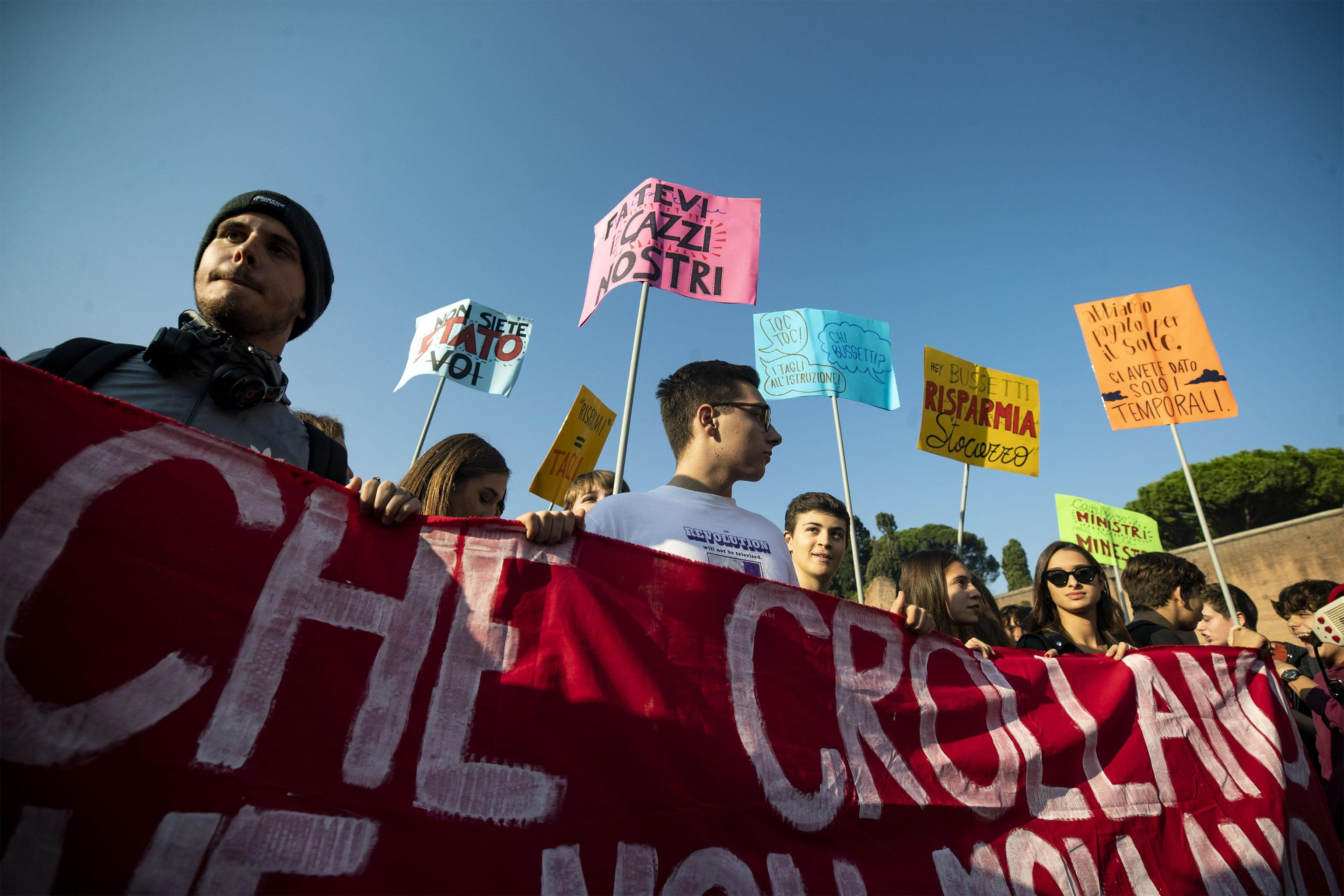 Al grido "#Chihapaura di cambiare? Noi no!" la manifestazione ha visto la partecipazione di circa tremila studenti diretti a Viale Trastevere