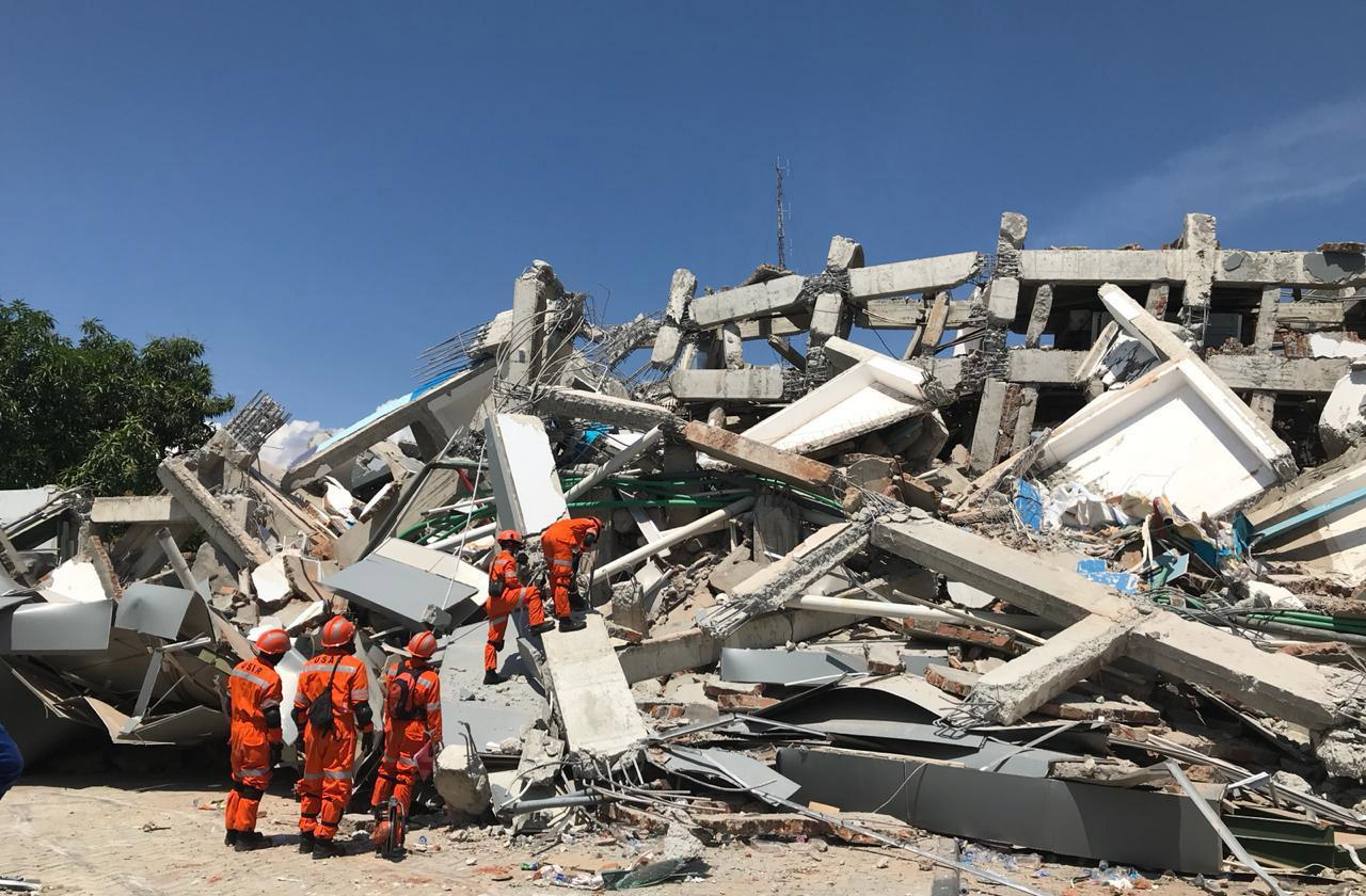 Gli enti locali si sono attivati per recuperare persone sotto le macerie Gli enti locali si sono attivati per recuperare persone sotto le macerie