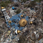 La moschea nella spiaggia di Talise, a Palu, è stata completamente devastata dallo tsunami