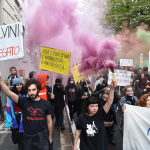 "Una scuola sicura è antirazzista è antifascista" è uno dei tanti slogan della manifestazione torinese