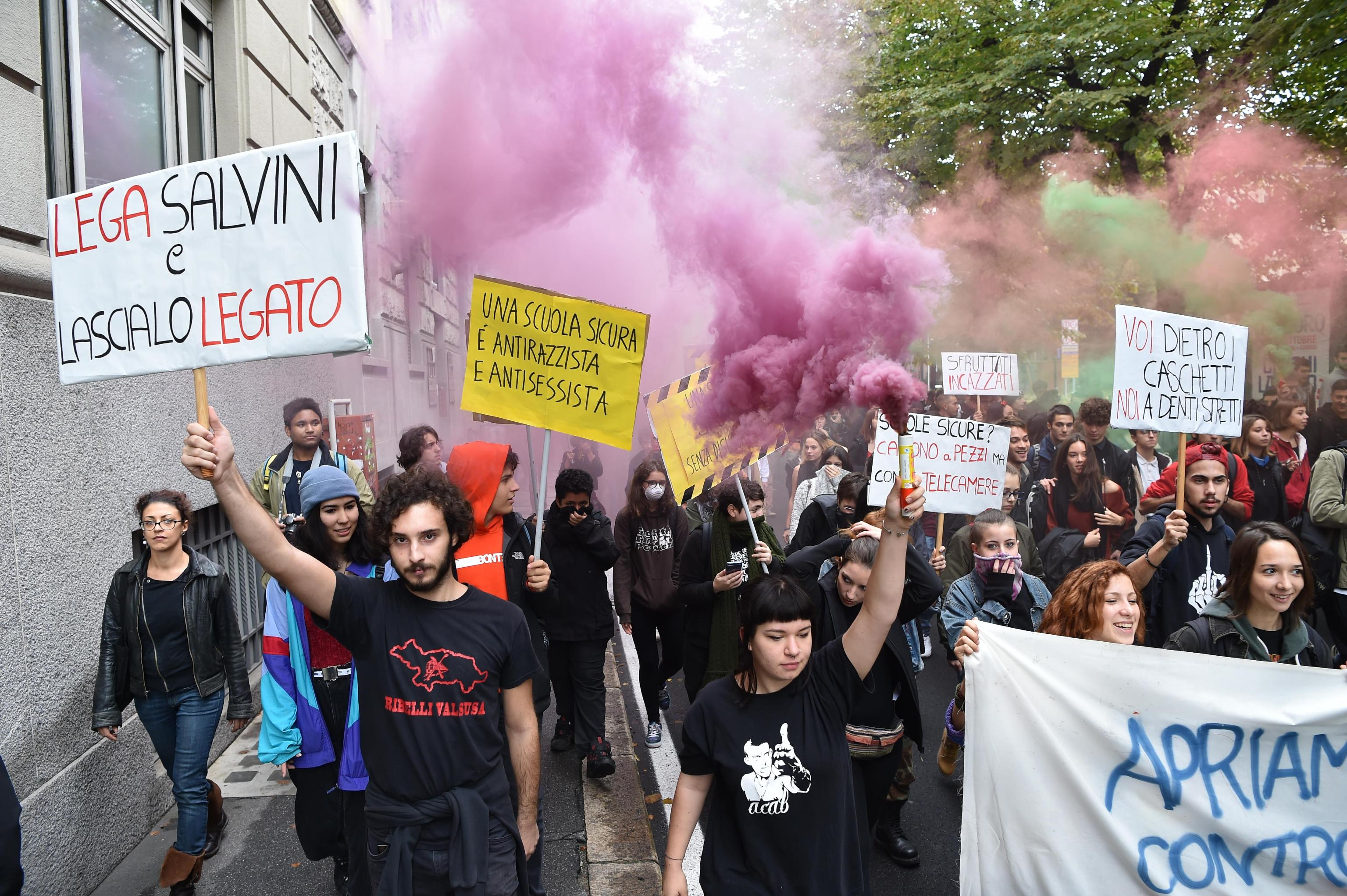 "Una scuola sicura è antirazzista è antifascista" è uno dei tanti slogan della manifestazione torinese