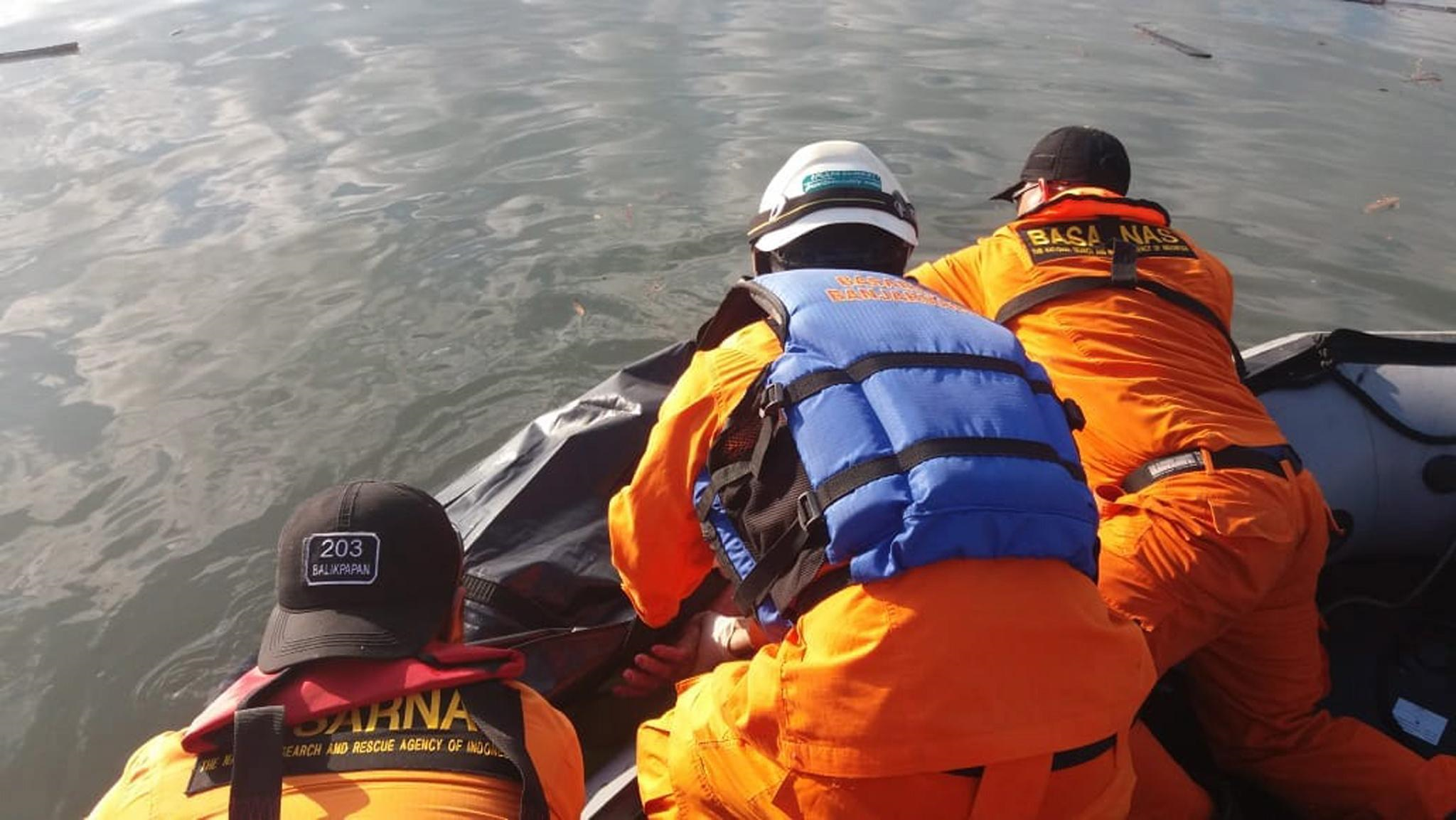 I soccorritori recuperano i corpi delle vittime I soccorritori recuperano i corpi delle vittime