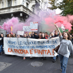 Centinaia di studenti sono scesi in strada anche Torino per protestare "contro razzismo, finto governo del cambiamento e disuguaglianze"