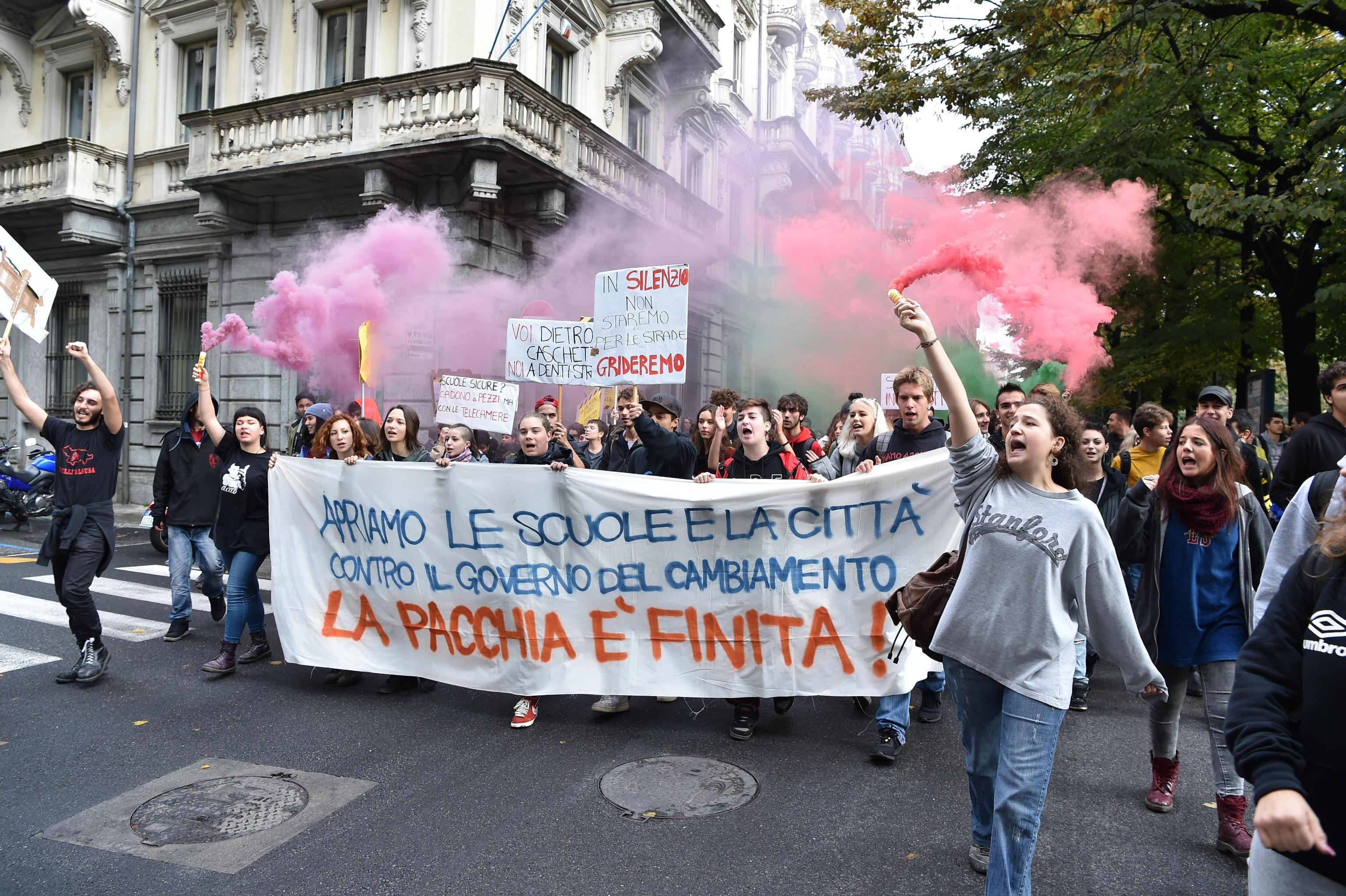 Centinaia di studenti sono scesi in strada anche Torino per protestare "contro razzismo, finto governo del cambiamento e disuguaglianze"