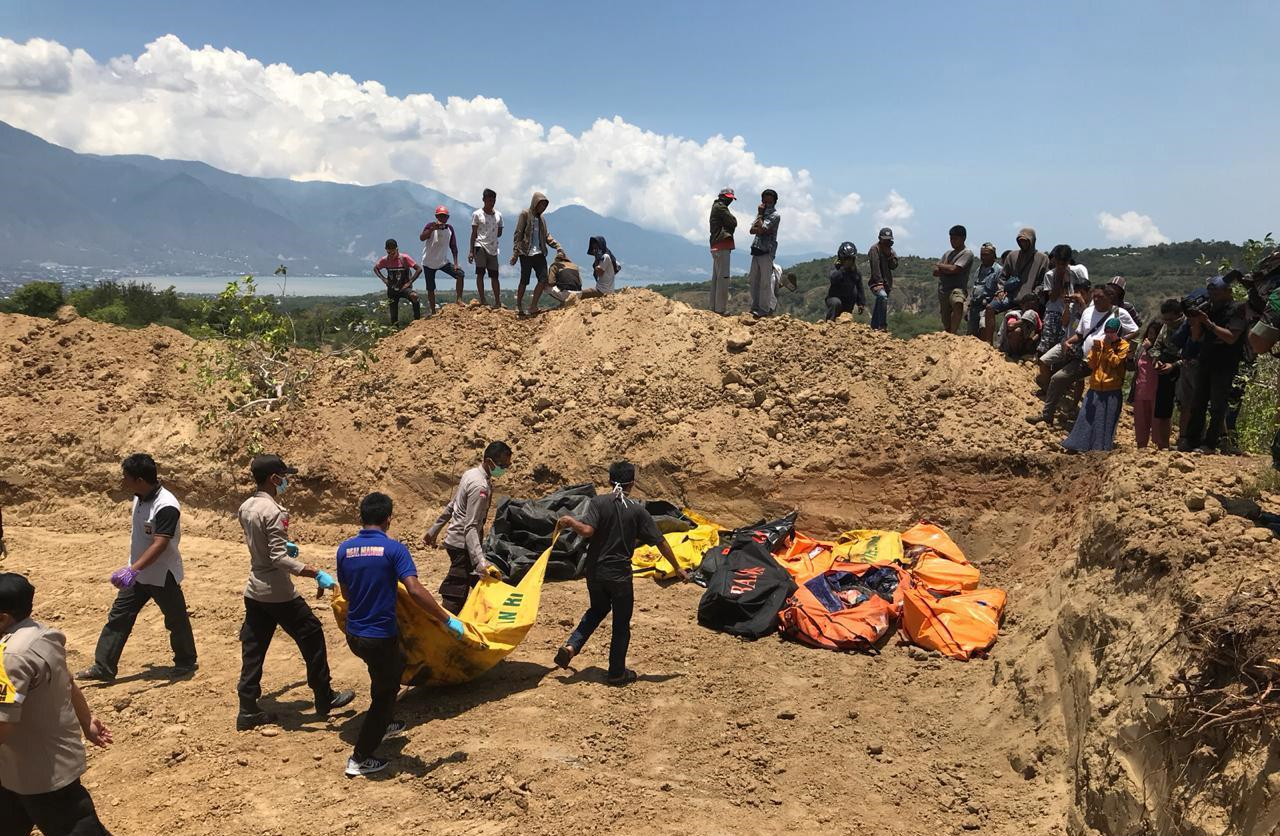 Sono state disposte sepolture di massa per evitare il rischio di diffusione di epidemie Sono state disposte sepolture di massa per evitare il rischio di diffusione di epidemie