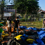 Il recupero dei corpi nella città di Palu, una delle più colpite dal disastro
