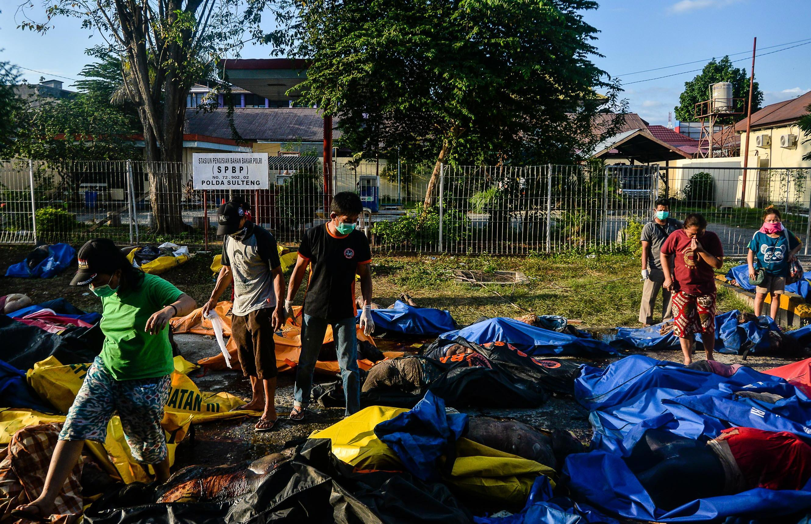 Il recupero dei corpi nella città di Palu, una delle più colpite dal disastro Il recupero dei corpi nella città di Palu, una delle più colpite dal disastro