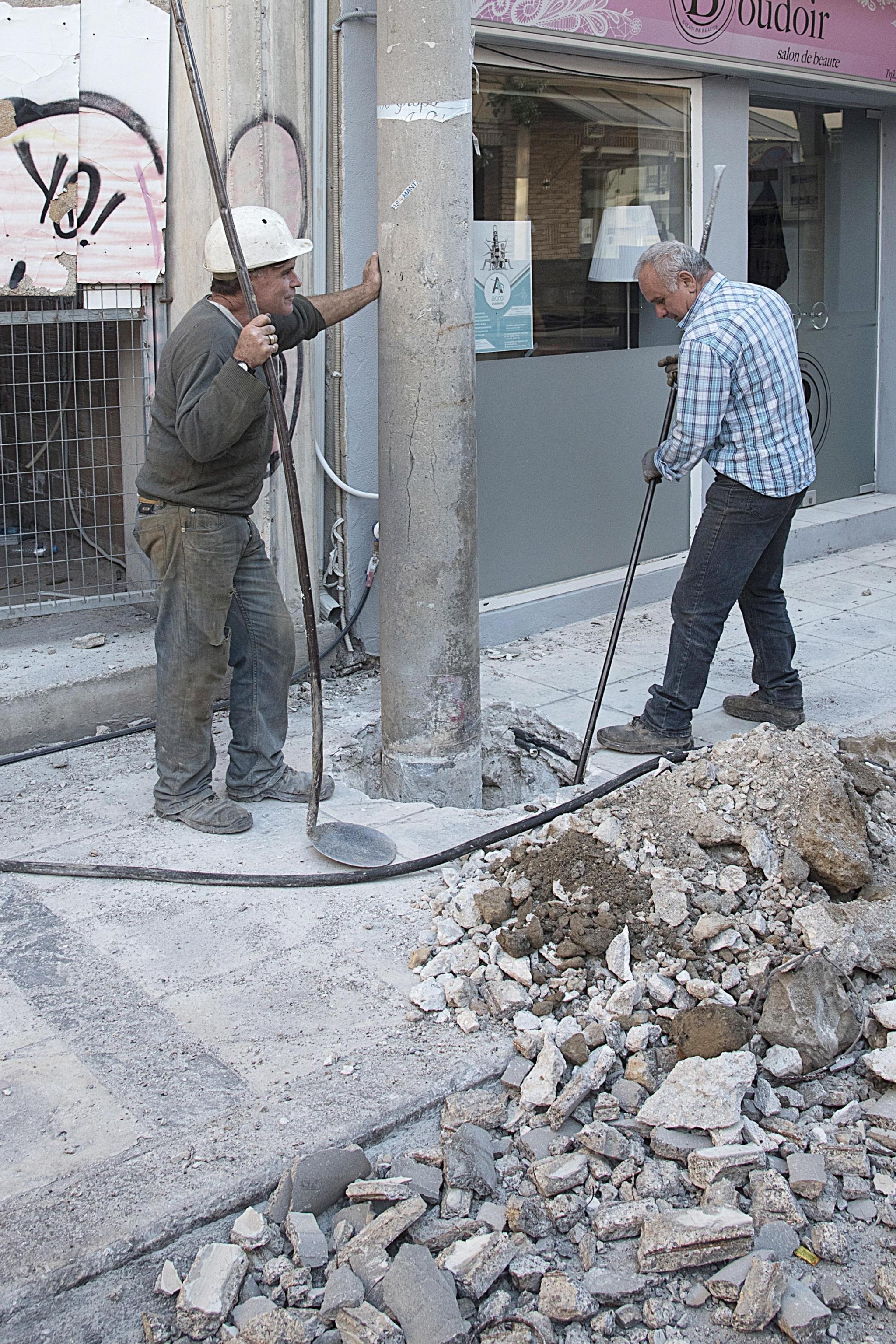 Prime riparazioni dei danni causati dal terremoto in Grecia