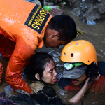 I soccorritori hanno salvato a Palu una bambina di 15 anni, sopravvissuta al disastro I soccorritori hanno salvato a Palu una bambina di 15 anni, sopravvissuta al disastro