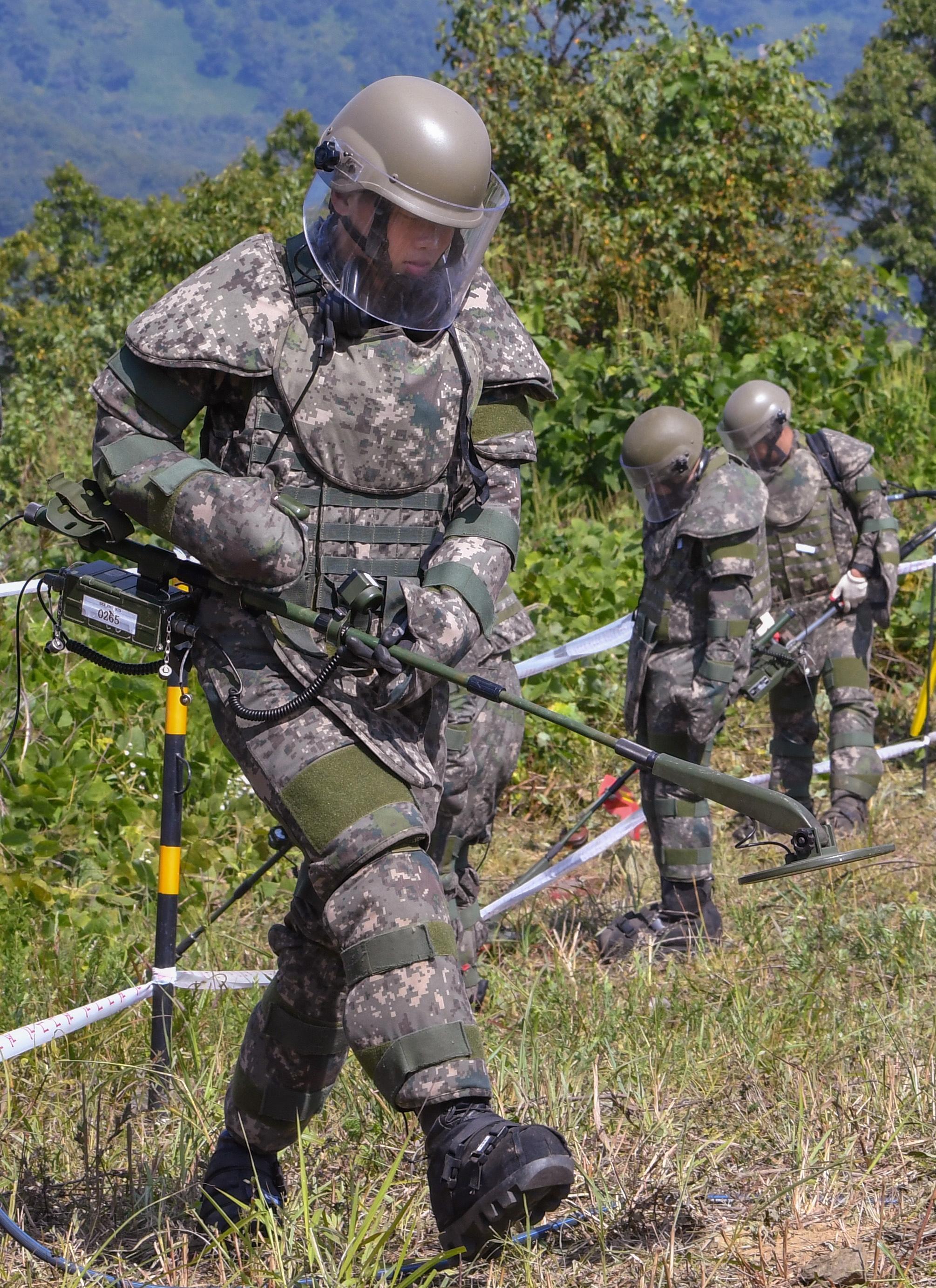 La Corea del Sud bonifica le mine da due siti all'interno del confine con la Corea del Nord, nell'ambito degli accordi per la riduzione delle tensioni raggiunti quest'anno