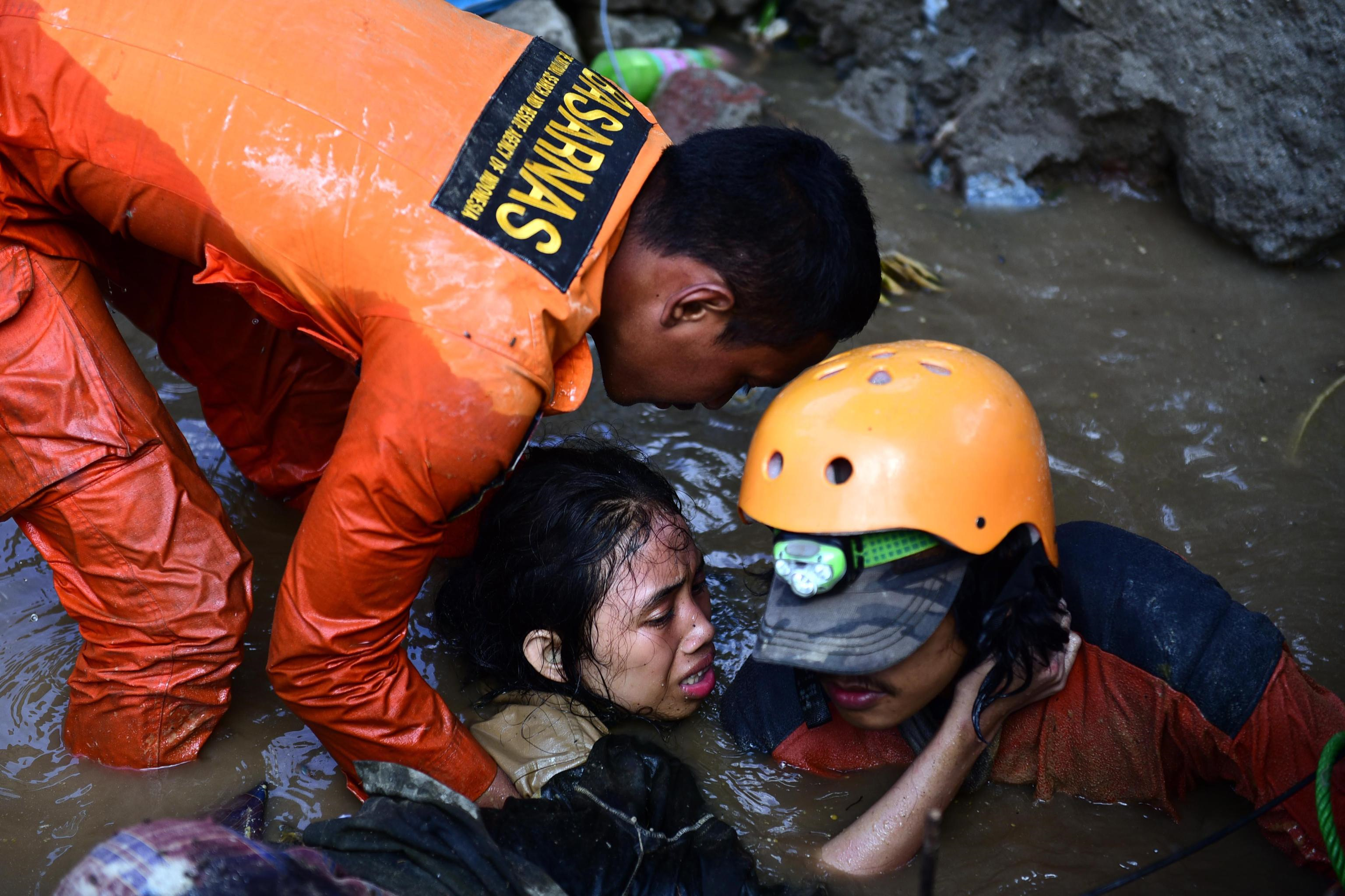 I soccorritori hanno salvato a Palu una bambina di 15 anni, sopravvissuta al disastro
