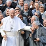 Papa Francesco con un gruppo di suore durante l'udienza generale.