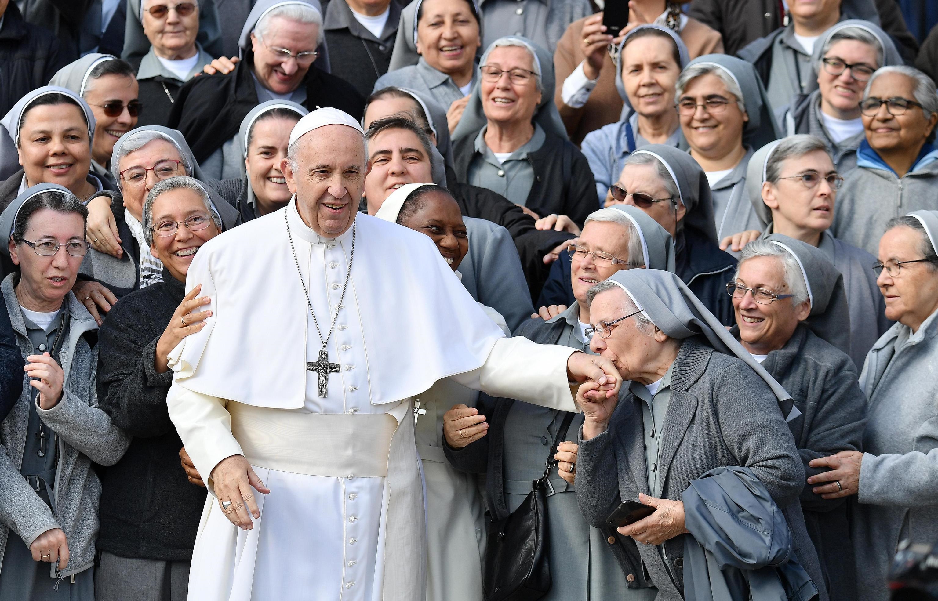 Papa Francesco con un gruppo di suore durante l'udienza generale.