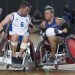 Lo statunitense Sebastian Lopez e il francese Mickael Pradalier si scontrano durante la partita di bronzo durante una gara di rugby su sedia a rotelle degli Invictus Games di Sydney Lo statunitense Sebastian Lopez e il francese Mickael Pradalier si scontrano durante la partita di bronzo durante una gara di rugby su sedia a rotelle degli Invictus Games di Sydney