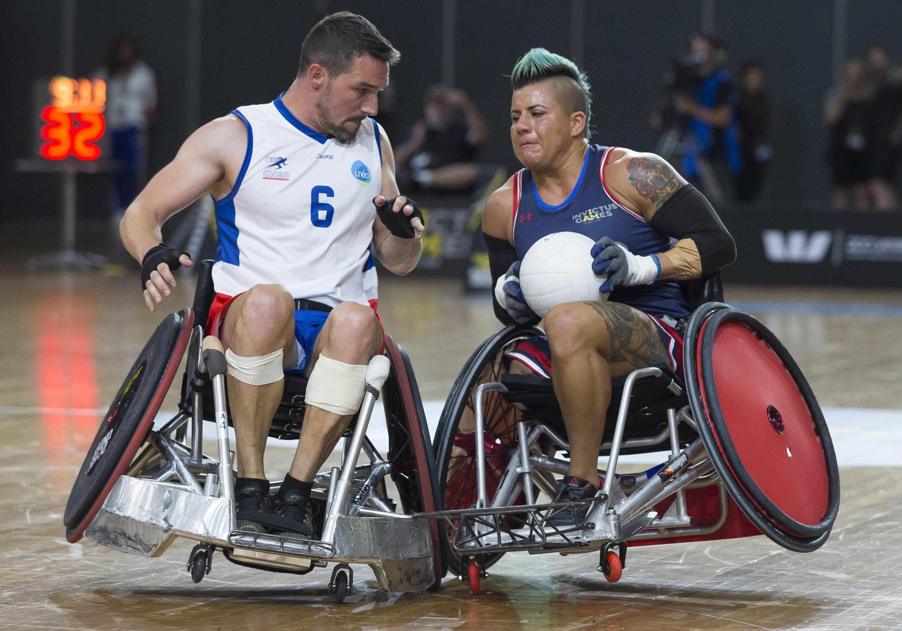 Lo statunitense Sebastian Lopez e il francese Mickael Pradalier si scontrano durante la partita di bronzo durante una gara di rugby su sedia a rotelle degli Invictus Games di Sydney Lo statunitense Sebastian Lopez e il francese Mickael Pradalier si scontrano durante la partita di bronzo durante una gara di rugby su sedia a rotelle degli Invictus Games di Sydney