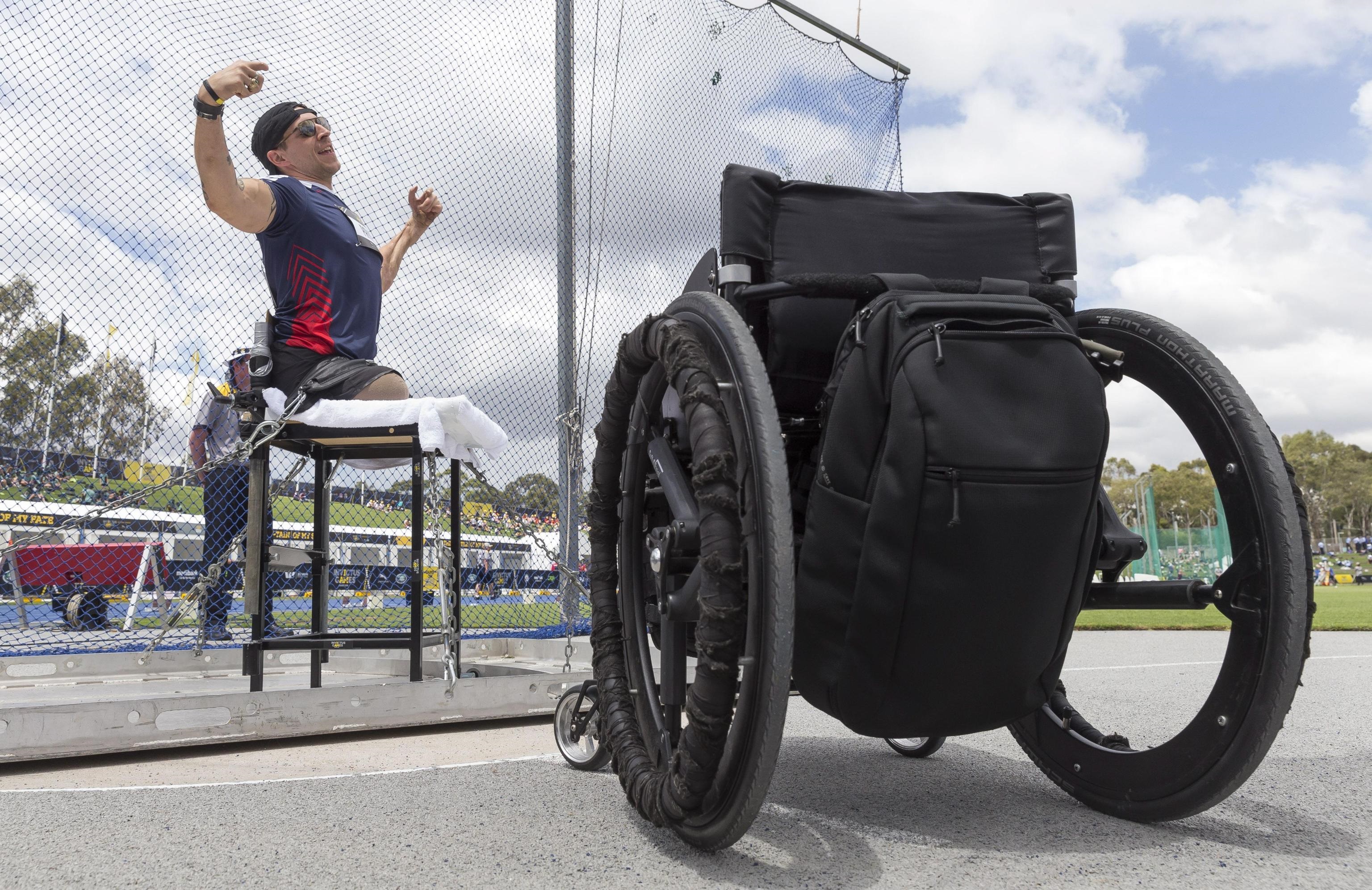 L'esultanza di Tim Payne dopo una gara degli Invictus Games conclusa con successo L'esultanza di Tim Payne dopo una gara degli Invictus Games conclusa con successo