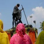 La statua del Mahatma Gandhi omaggiata per l'anniversario della sua nascita