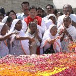 Vedove indiane al memoriale del Mahatma Gandhi a Rajghat, Nuova Delhi