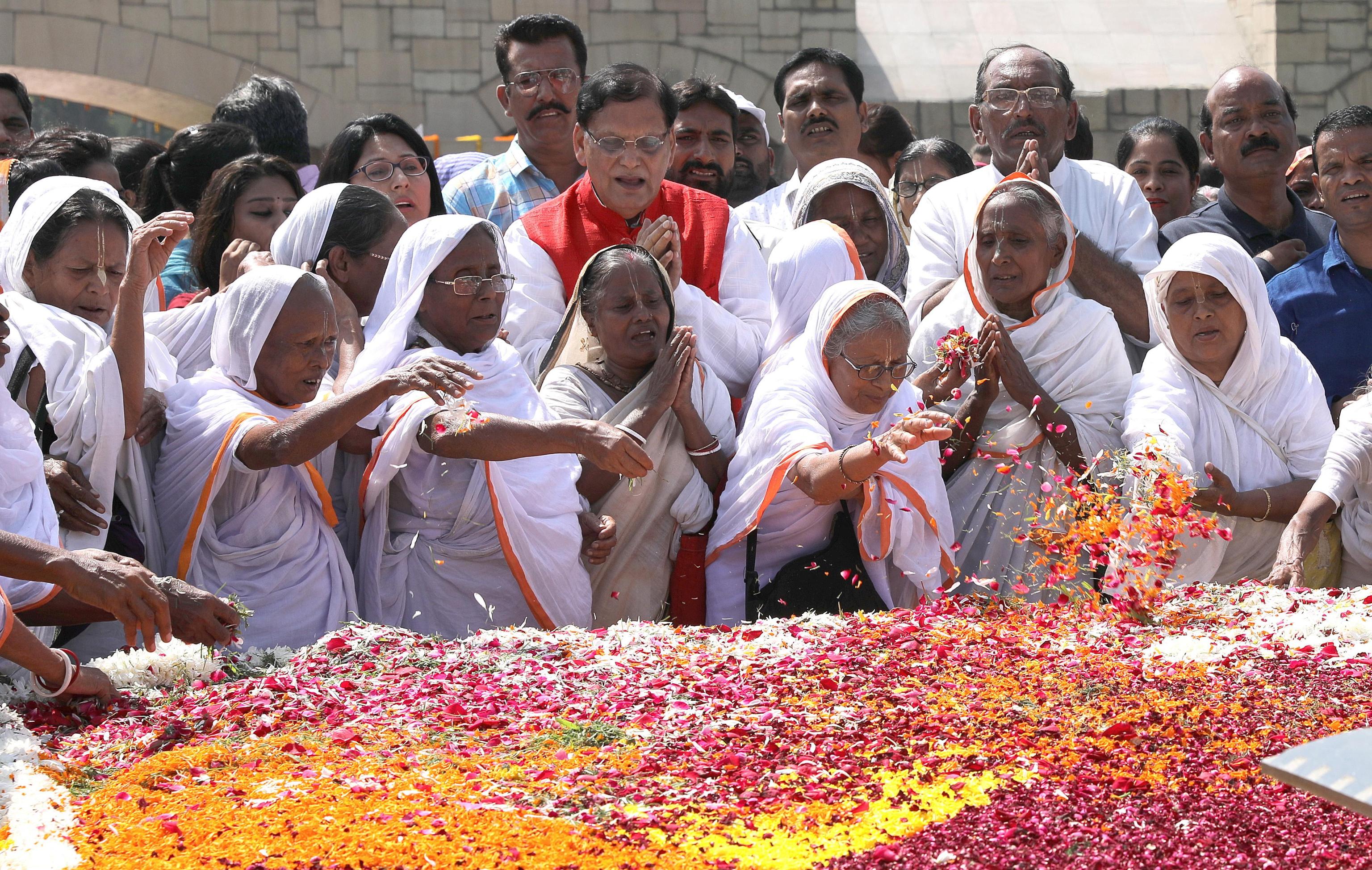 Vedove indiane al memoriale del Mahatma Gandhi a Rajghat, Nuova Delhi