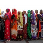 Donne indiane in fila con i loro abiti caratteristici